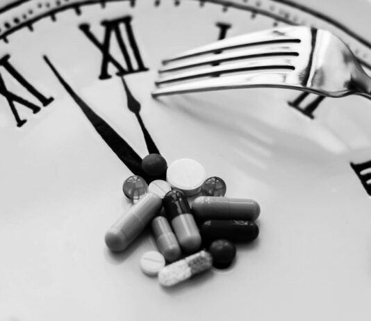 “집밥 열풍 속 ‘간헐적 단식’ 도전, 실생활에서 건강하게 실천하려면?” white round analog wall clock