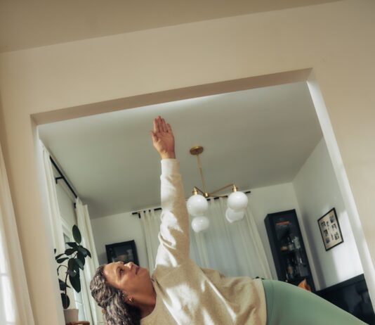 근육, 내 생활 속 작은 변화가 만드는 건강한 힘 A woman does a yoga pose on a mat.